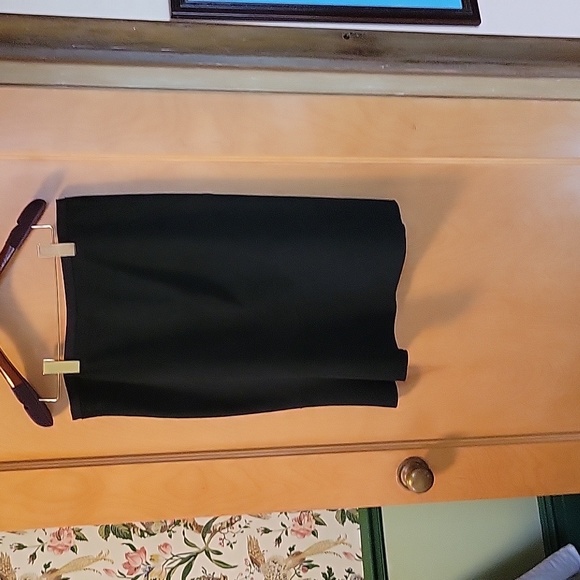 T Tahari black bias-cut skirt with deep flounce hem. Size M - Picture 2 of 5